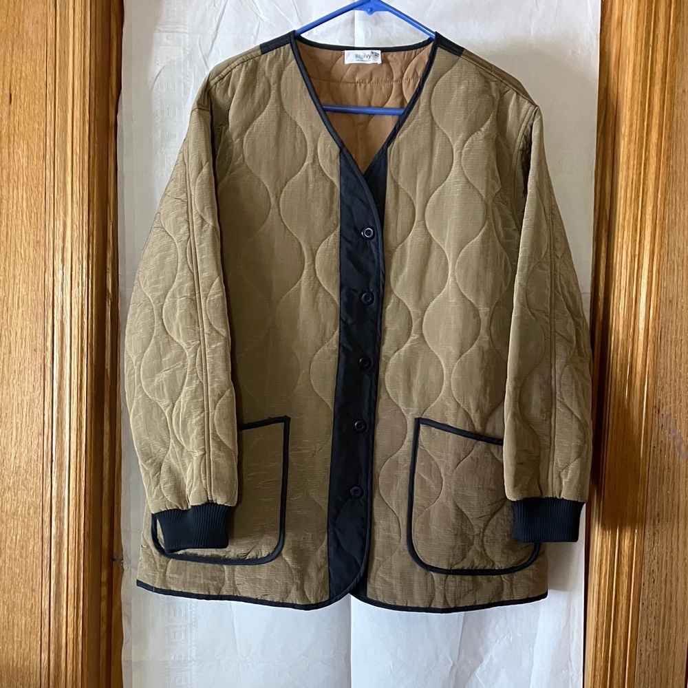 Bluivy Button Down Quilted Sz M/L Tan w/dark blue buttons & Trim -pockets Jacket